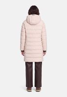 Frau trägt beige Daunenjacke mit Kapuze, dunkle Hose und flache Schuhe.