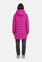 Frau trägt pinken Daunenmantel mit Kapuze, dunkelblaue Jeans und Sneaker.