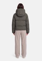 Graue Daunenjacke mit Kapuze, beige weite Hose, Rückansicht einer Person.