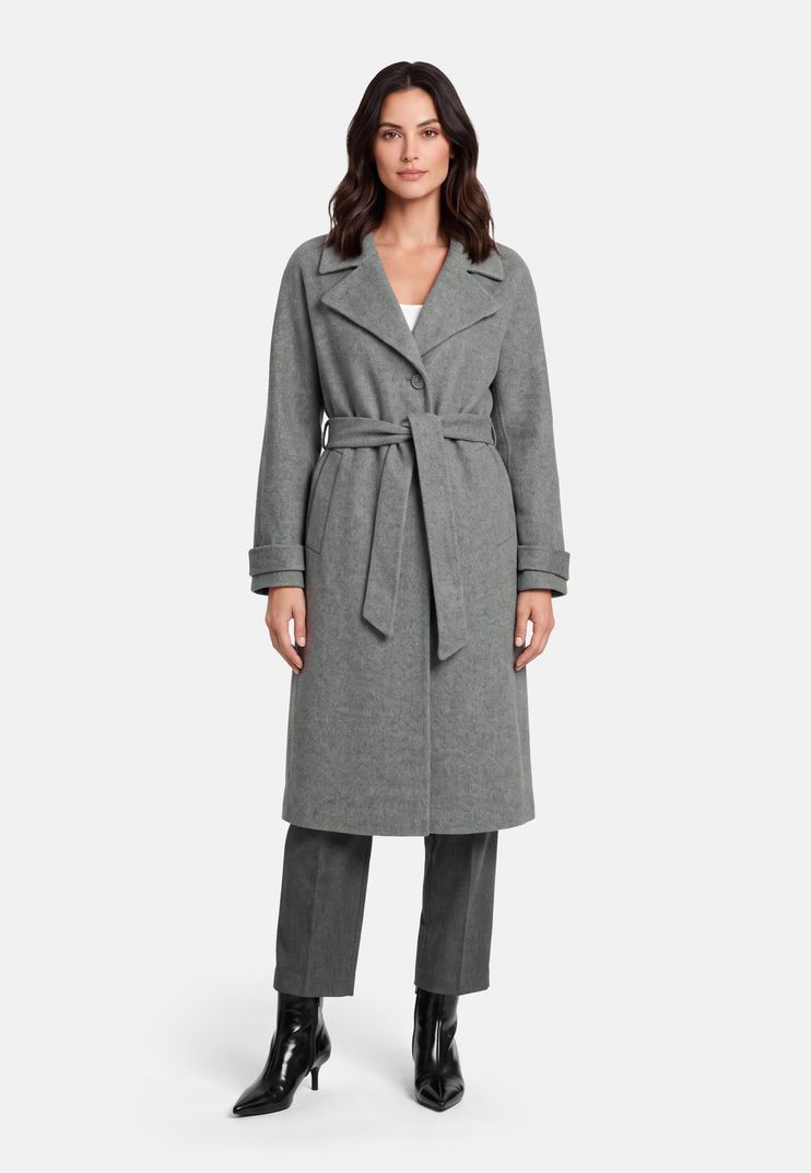 Graue oversize trenchcoat mit Gürtel, dazu schmale graue Hose und schwarze Stilettos.